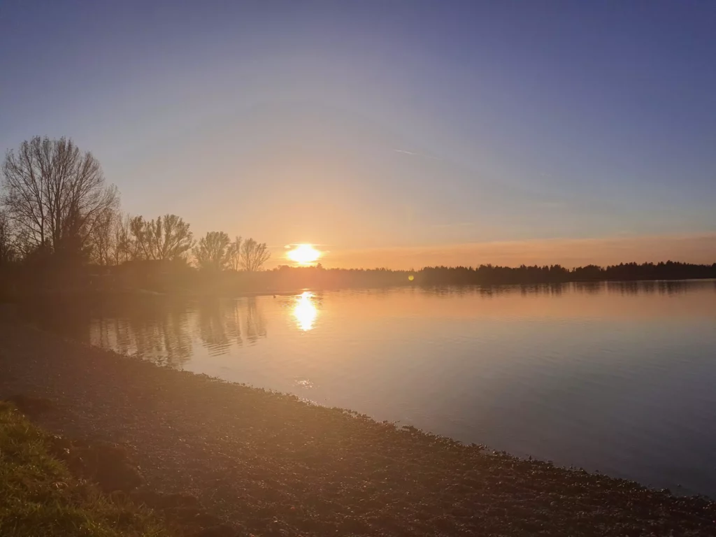 Die letzten Sonnenstrahlen am See genießen